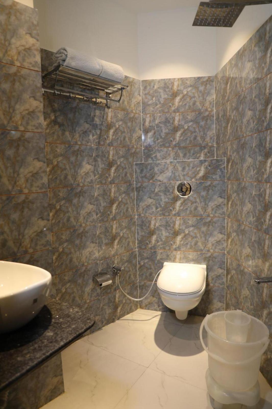 Hotel Avi Inn Amritsar Exterior photo